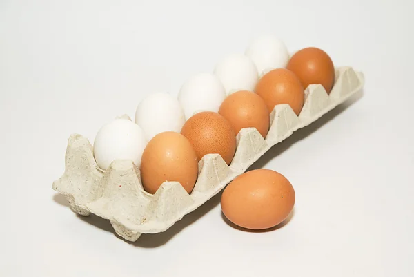 Jaja kurze w pakiecie dla sprzedaży na ponad biały — Zdjęcie stockowe