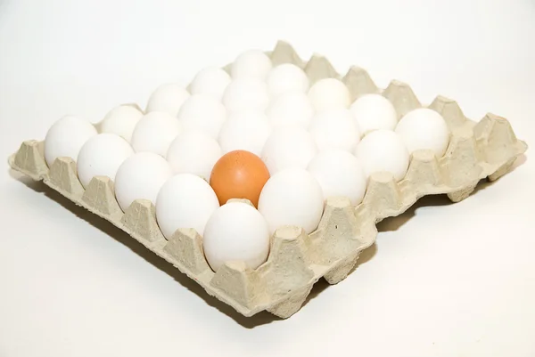 在销售上白色包鸡蛋 — 图库照片