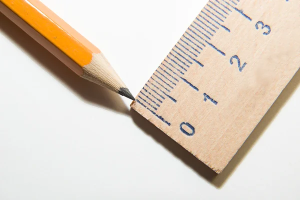 Bleistift und Holzlineal auf über weiß — Stockfoto