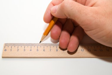 Erkekler sağ üzerinde beyaz bir kalem tutan