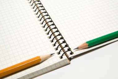 Açılan defter ve kalemler üzerinde beyaz üzerinde