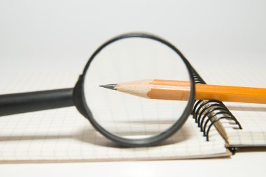 Not Defteri, kalem ve Büyüteç camı beyaz