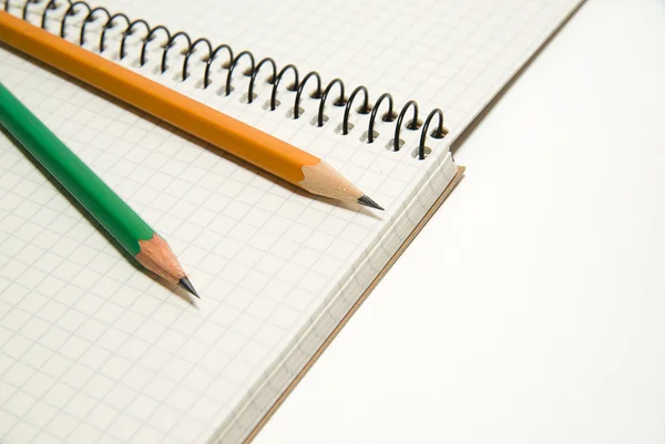 Geopende notebook en potloden op over Wit — Stockfoto
