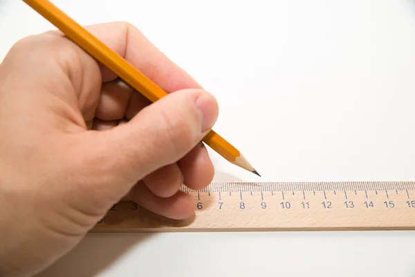 Die linke Hand der Männer hält einen Bleistift über Weiß — Stockfoto