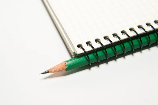 Notizbuch und Bleistift über Weiß aufgeklappt — Stockfoto