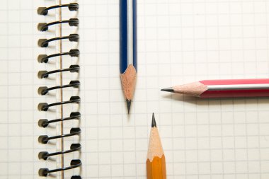 Açılan defter ve kalemler üzerinde beyaz üzerinde