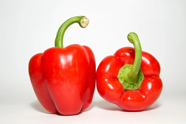 Dois pimentos vermelhos maduros sobre branco — Fotografia de Stock
