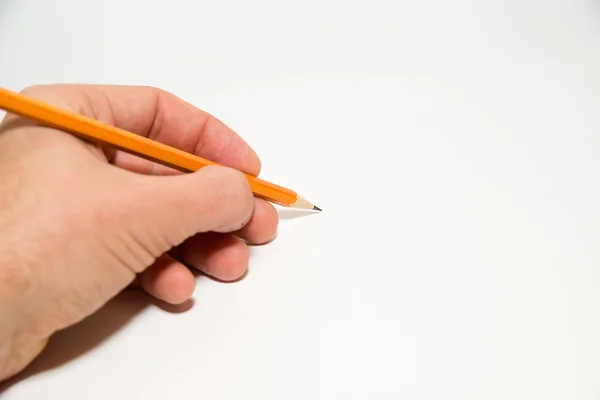 Die linke Hand der Männer hält einen Bleistift über Weiß — Stockfoto