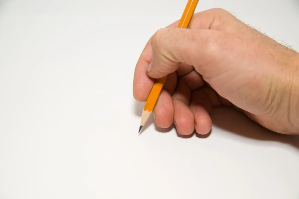 Die rechte Hand der Männer hält einen Bleistift über Weiß — Stockfoto