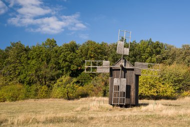Yel değirmeni ayakta sonbahar orman kenarında