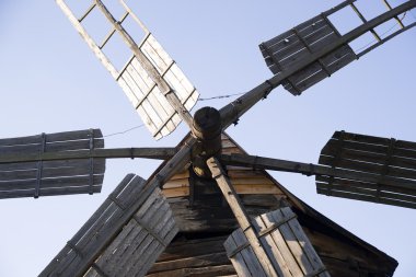 Yel değirmeni ayakta mavi gökyüzü