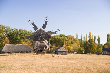 Yel değirmeni ayakta mavi gökyüzüne karşı alanındaki