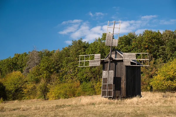 Windmolen staande op de rand van de herfst bos — Stockfoto