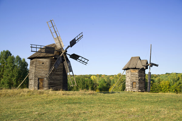 Ветряные мельницы, стоящие в поле против голубого неба
