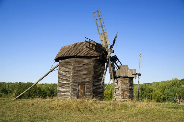 Szélmalom az őszi erdő szélén állva — Stock Fotó