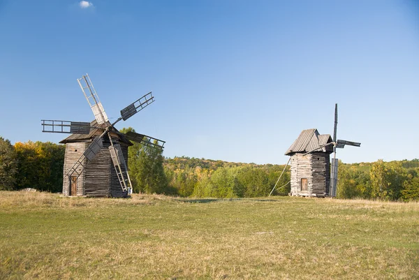 Windmolens permanent in het gebied tegen de blauwe hemel — Stockfoto