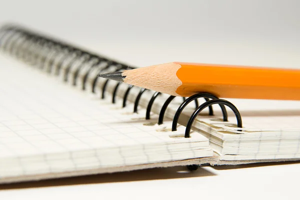 Limpe a folha em branco e lápis sobre branco — Fotografia de Stock