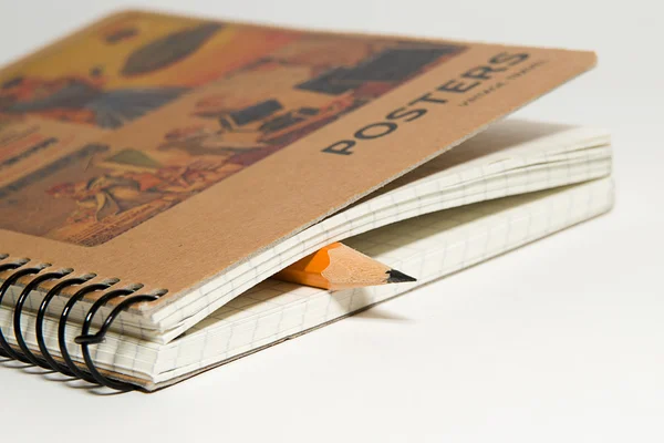 Kapalı defter ve kalem üzerinde beyaz üzerinde