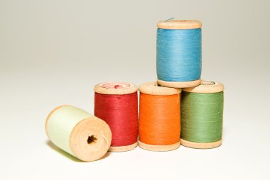 İş parçacığının bir beyaz üzerine farklı renkteki çeşitli makaralar