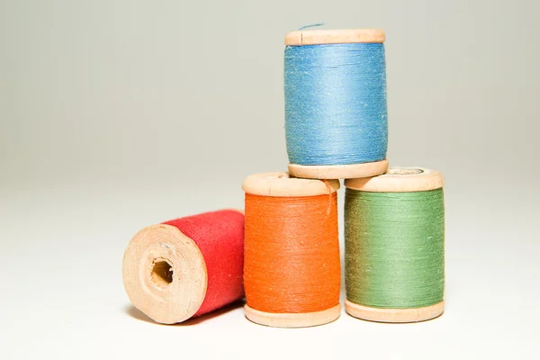 Several spools of thread of different colors on a white — Stock Photo, Image