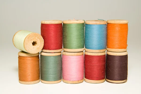 Several spools of thread of different colors on a white — Stock Photo, Image