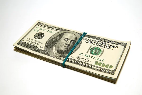 Pacote de notas de dólares dos EUA sobre branco — Fotografia de Stock