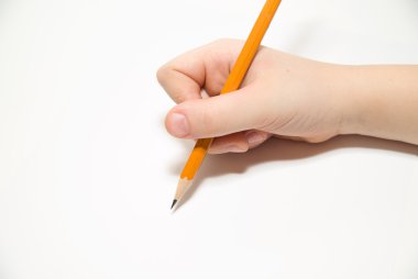 Üzerinde beyaz bir kalem tutan çocuğun rigth el