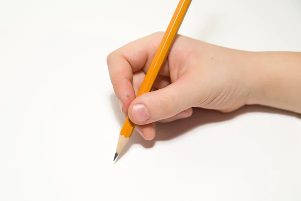 Rigth mão do miúdo segurando um lápis sobre branco — Fotografia de Stock