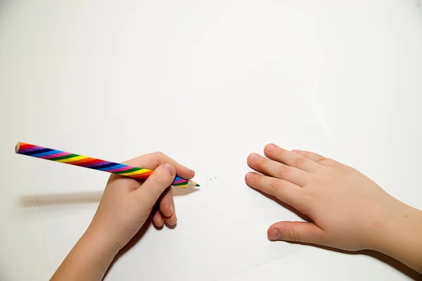 Kid's rigth hand met een potlood op over Wit — Stockfoto