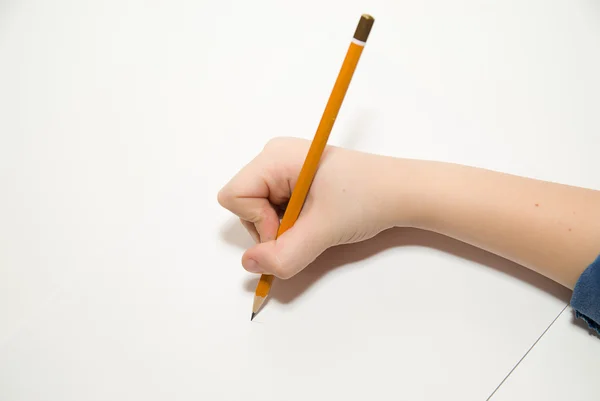 Правая рука мальчика держит карандаш на белом Стоковая Картинка