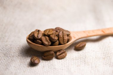 Birçok kahve çekirdekleri kaşığı kavrulmuş