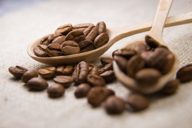 Birçok kahve çekirdekleri kaşıklar içinde kavrulmuş