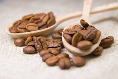 Birçok kahve çekirdekleri kaşıklar içinde kavrulmuş