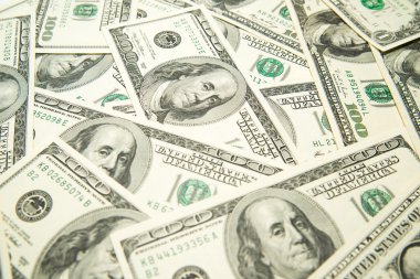 Bir sürü banknotlar 100 ABD Doları