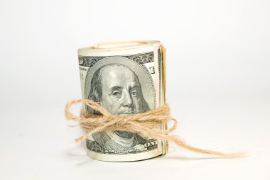 Bize beyaz üzerinde dolar banknotlar paket