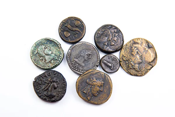Εκλεκτής ποιότητας νομίσματα με πορτραίτα των βασιλιάδων σε πάνω από λευκό — Φωτογραφία Αρχείου