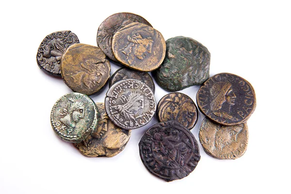 Vintage mynt med porträtt av kungar på över vita — Stockfoto