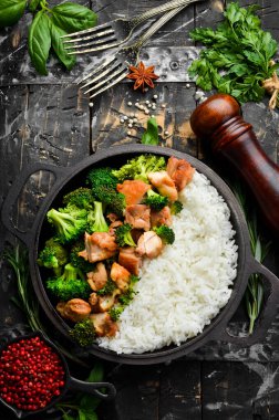 Brokoli ve tavuk filetosu ile haşlanmış pirinç. Kızartma tavasında. Sağlıklı yiyecekler. Üst görünüm.