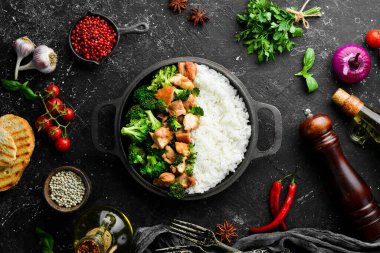 Brokoli ve tavuk filetosu ile haşlanmış pirinç. Kızartma tavasında. Sağlıklı yiyecekler. Üst görünüm.