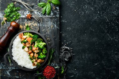 Brokoli ve tavuk filetosu ile haşlanmış pirinç. Kızartma tavasında. Sağlıklı yiyecekler. Üst görünüm.