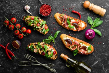 Tuzlanmış mantar, prosciutto, incir ve peynir. Antipasto. Üst görünüm.