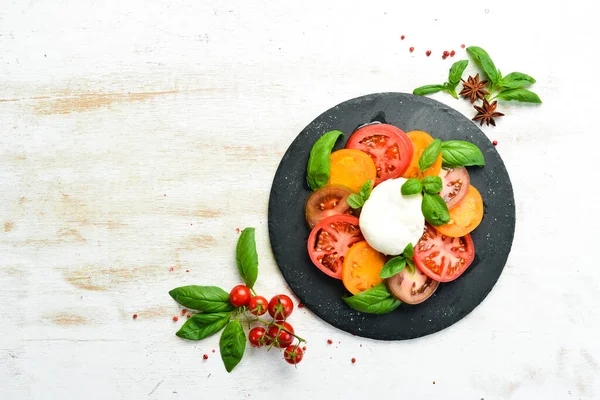 Salada Caprese Com Tomate Fresco Queijo Mussarela Manjericão Comida Italiana — Fotografia de Stock