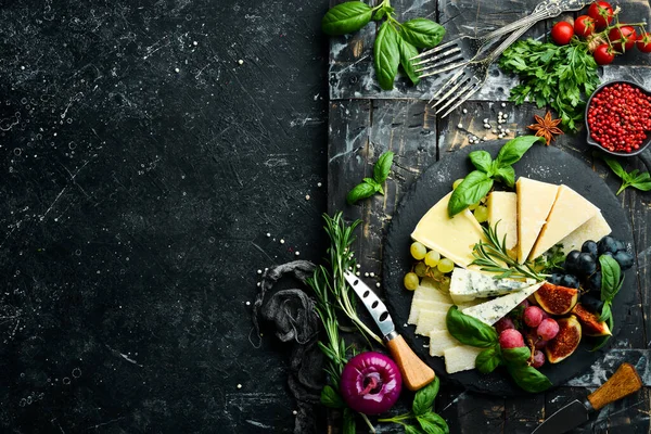 Tabakta Çeşitli Peynirler Var Parmesan Peyniri Mavi Peynir Üzümlü Incirli — Stok fotoğraf
