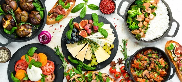 盘中的一组食物 无花果 意大利面和蘑菇 白色木制背景的健康食品 顶部视图 — 图库照片