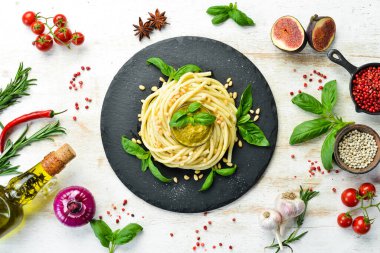 Pesto soslu makarna, fesleğen ve çam fıstığı. İtalyan yemeği. Üst görünüm.