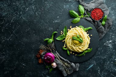 Pesto soslu makarna, fesleğen ve çam fıstığı. İtalyan yemeği. Üst görünüm.