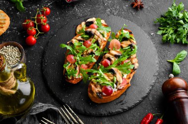 Mantarlı, roka, üzümlü ve peynirli Metnin için boş yer. Üst görünüm.