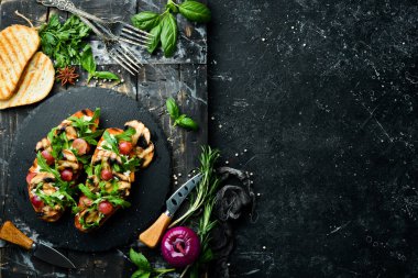 Mantarlı, roka, üzümlü ve peynirli Metnin için boş yer. Üst görünüm.