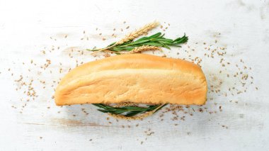 Taze pişmiş lezzetli ekmek. Çavdar ekmeği ve undan yapılmış. Üst Manzara. Kırsal biçim.