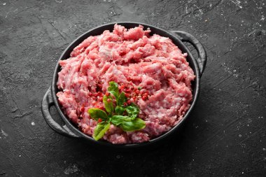 Baharatlı bir kasede kıyma. Üst Manzara. Kırsal biçim.